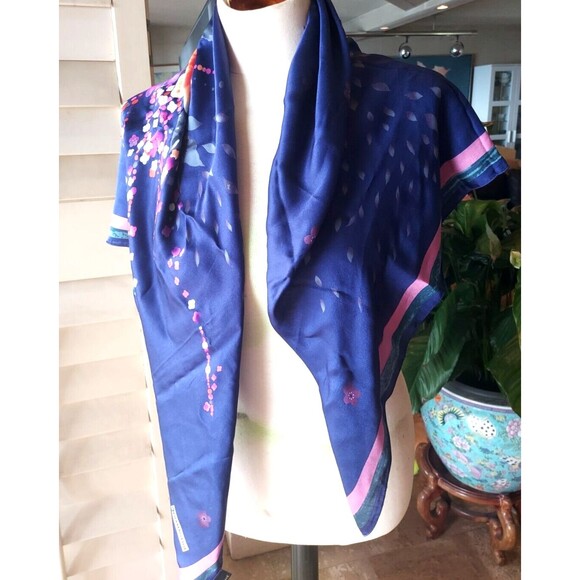 Beautiful Flowers DIAMANTINE MAROCCO Blue and Pink Flowers Scarf NWOT Luxury - Picture 3 of 8